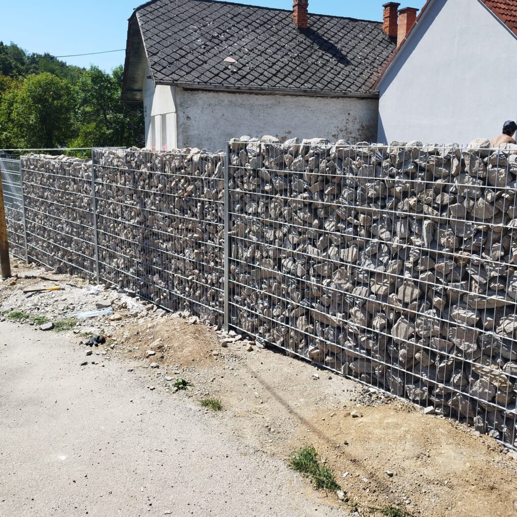 sypaný plot 